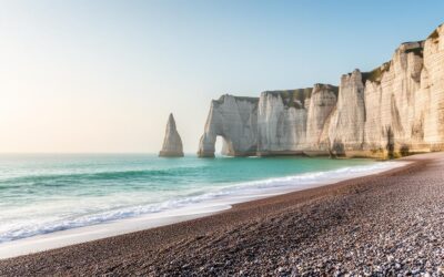 Plage etretat : choisissez le spot parfait pour votre sejour ! Nos recommandations d&rsquo;hébergements et d&rsquo;activités